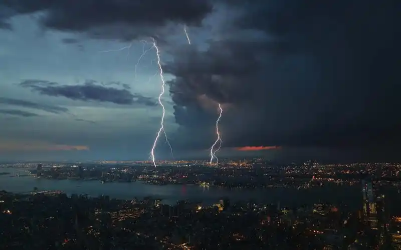 壁纸 风暴,闪电,城市,夜晚 5120x2880 uhd 5k 高清壁纸, 图片, 照片