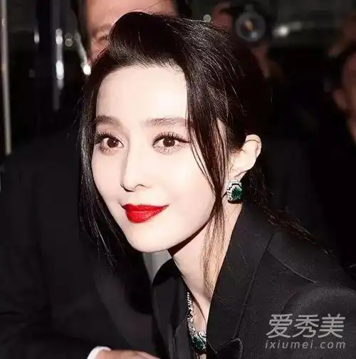 其实啊,范爷是缺陷在耳朵,范爷的耳朵没有耳垂,并且耳骨凸出,仿佛就