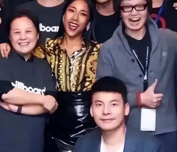 有一种"反差"叫吉克隽逸,成名前与成名后的差别太大了