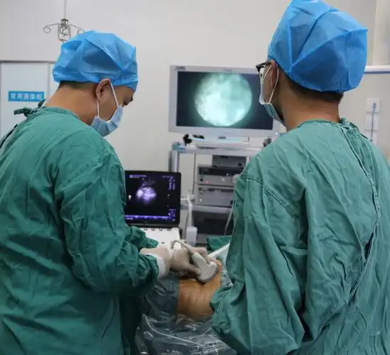中国前列县(腺)——诊疗泌尿疾病,关爱老年健康"公益手术正在进行中