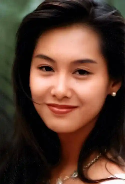 朱茵的家境并不算贫寒,她的父母应该是最早一批下海经商的商人,她从小