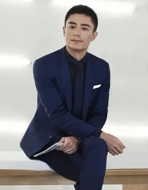 霍建华的化妆师是想怎样?眉毛快变蜡笔小新了 画了还