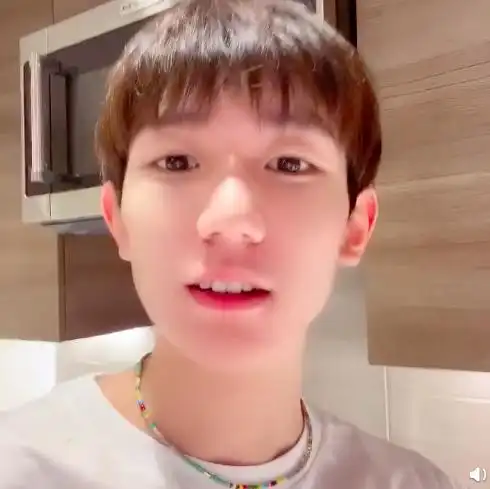 王源素颜出镜,干净清爽,积极分享自己煎牛排的心得,俨然一个经验丰富