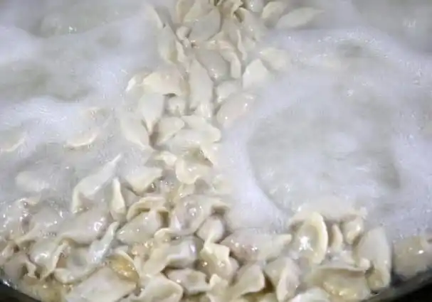 大锅里热气腾腾煮饺子