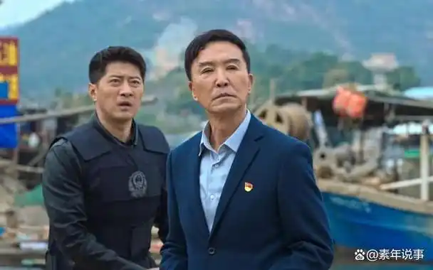 希望能打动吴刚,一开始的时候,他板着一张脸,脸上的肌肉都绷得紧紧的