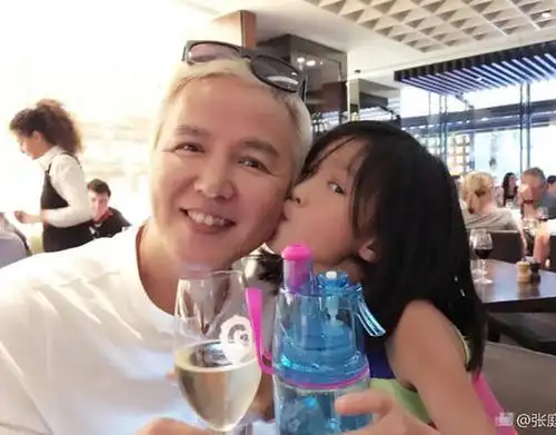 林瑞阳获女儿送吻.