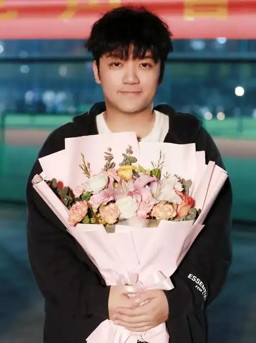 尤浩然近照北京环球影城被偶遇留满脸黑胡子模样大变认不出