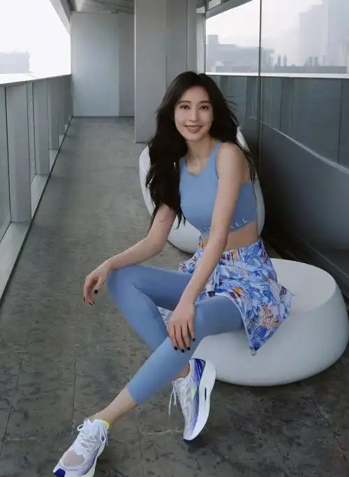 37岁张俪晒健身照,穿瑜伽裤大显身材曲线!所处背景疑似超大豪宅