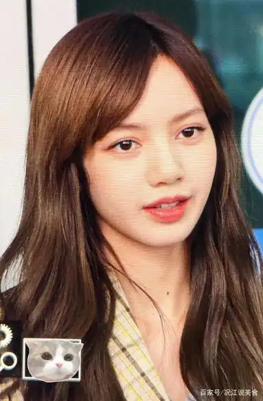 难怪lisa一直是刘海造型,当她掀起头发后,瞬间明白了!