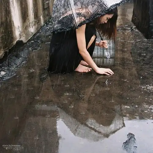 艺术摄影:雨中的秘密,失落的女孩!