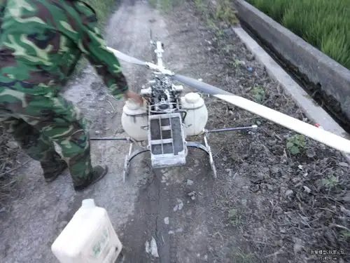 直升机洒农药