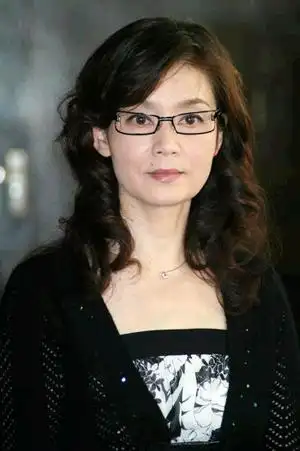 10岁父亲自杀去世,与刘晓庆齐名,曾拒绝朱军如今62岁却依然单身