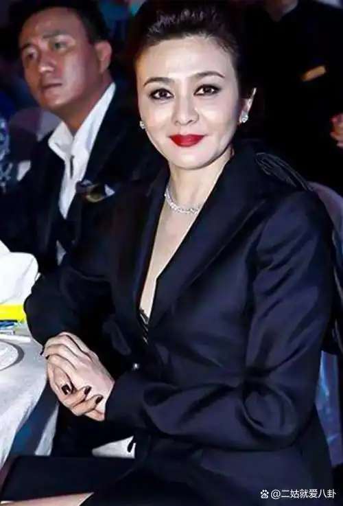 57岁关之琳吃了什么不老药?穿西装裙亮相好美艳,卸掉红唇更撩人