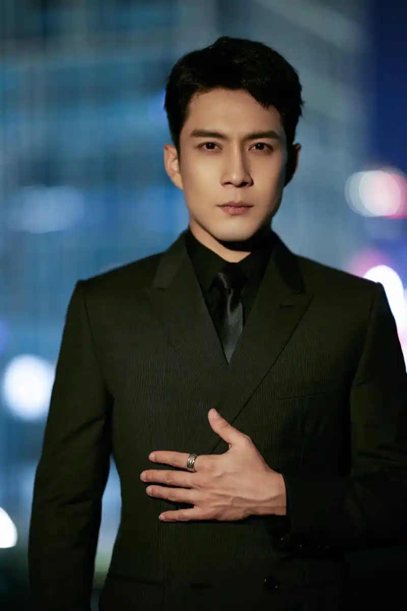 韩东君西装写真[小红花]