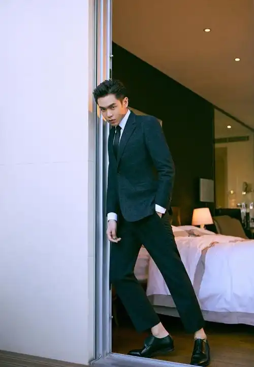 张若昀出活动真会穿,衬衫西装配小白鞋,休闲又不失职场气息