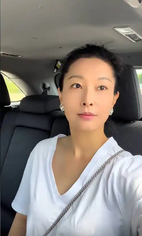 50岁女演员移居美国,与丈夫开豪车住豪宅,18岁女儿艺考全国第一_刘茜