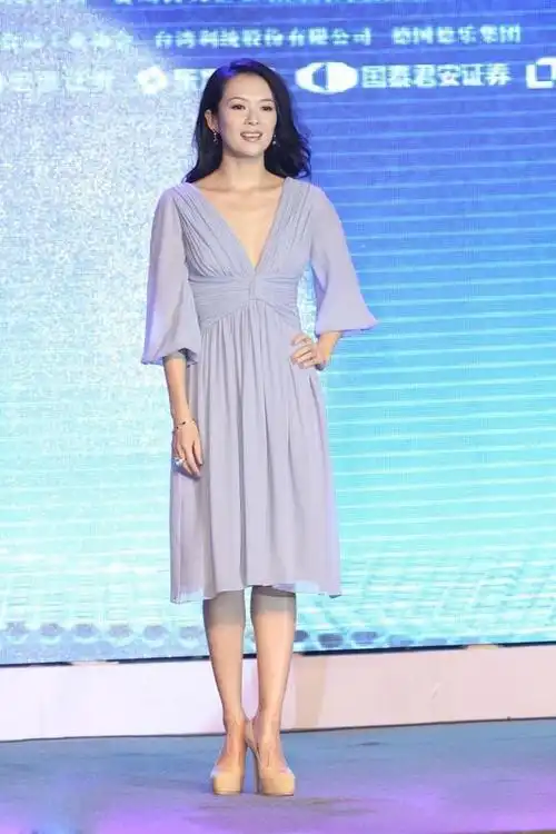 章子怡哥哥留一撮毛气场强大搂老婆腻歪嫂子小5岁颜值反超她