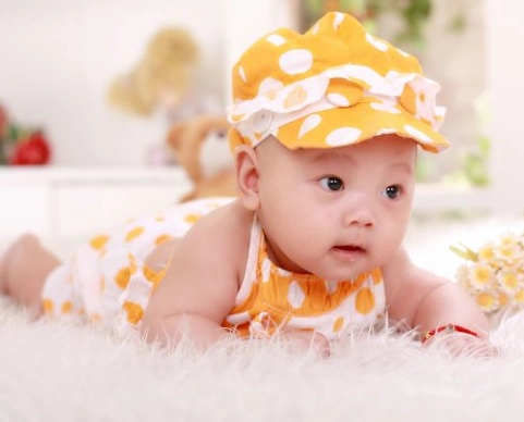 图杨幂女儿小糯米照片曝光单眼皮小女生获全家人宠爱