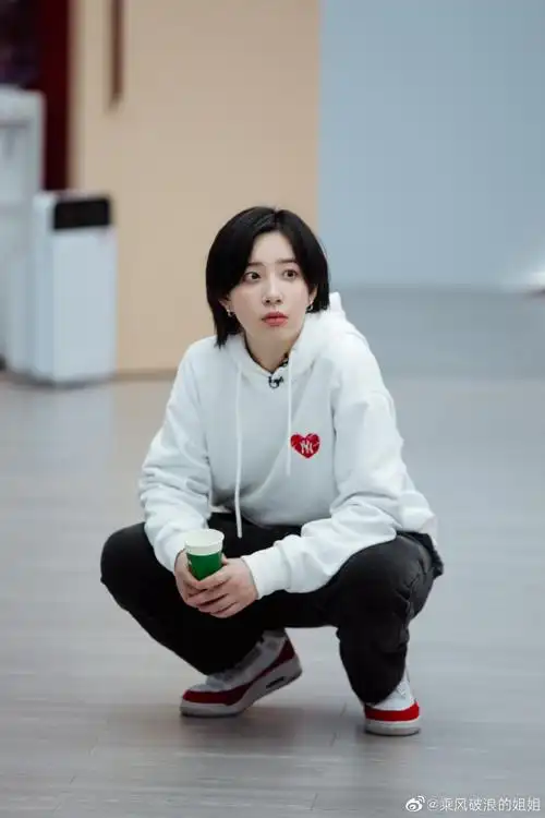 一个妮的唱跳教学现场#乘风破浪的姐姐#第二季@李斯丹妮帮唱来炸场!