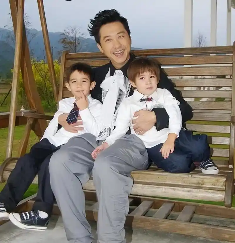 2017年,张嘉欣为庾澄庆生下了一个女儿,这让年过半百的庾澄庆,再度喜