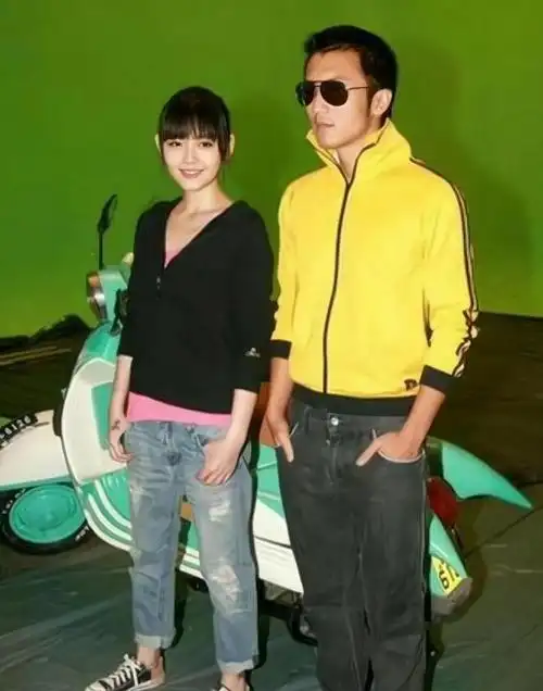 看来身高1745的谢霆锋站在身高163的大s旁边他才显得很高大