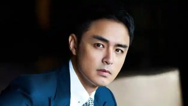 明道一家三口被偶遇老婆抱孩子自己单独过马路当甩手掌柜