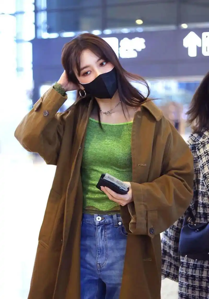 宋妍霏机场街拍,芥绿色大衣 牛仔阔腿裤时尚气质.