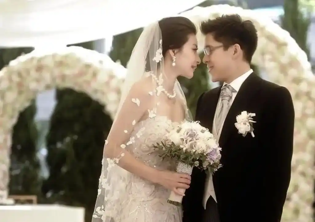 因为郭晶晶家乡在河北,霍启刚最喜欢的内地城市就是保定↓平时还称呼