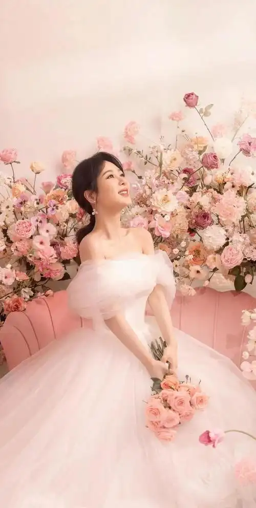 今天要和大家分享一组90后小花杨紫的婚纱壁纸.