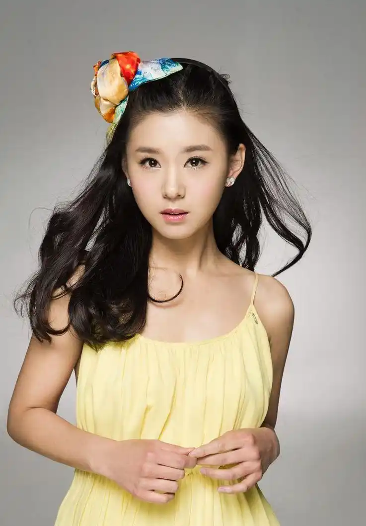 娱乐圈深度解析 李小萌,这位出道20年的女演员,因拒绝拍摄吻戏而引发