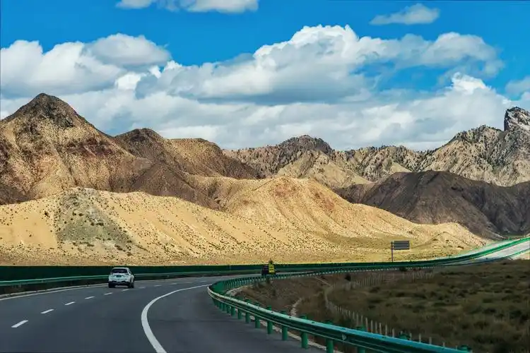 青海无人区中的高速公路