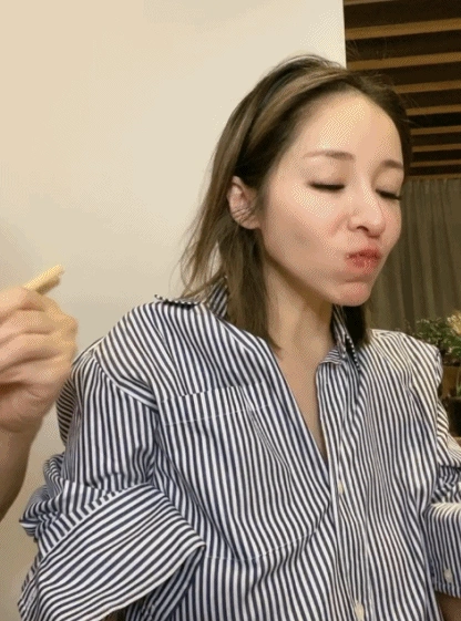 表情呆滞吃饭靠喂行动迟缓萧亚轩到底怎么了