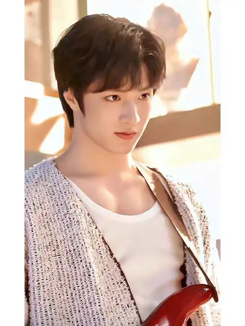 就是一时之间不知道看哪里,这小眼神,这锁骨,这胸肌#刘耀文