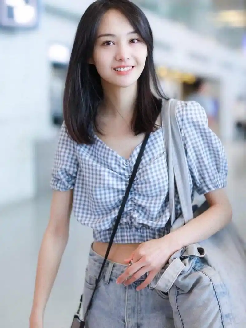 郑爽参加综艺节目《女儿们的恋爱》,与几位当年的北京电影学院同班