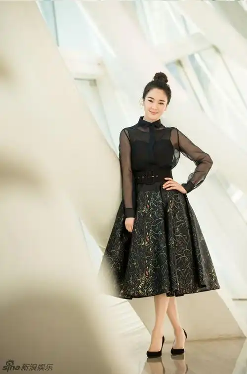 组图:左小青优雅迷人秀纤腰 笑容柔和尽显治愈 : 左小青一组活动照片