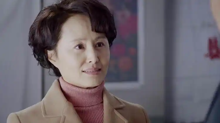 唐献民和周丽萍换好衣服后,俩人还在家里跳了段舞,再出发