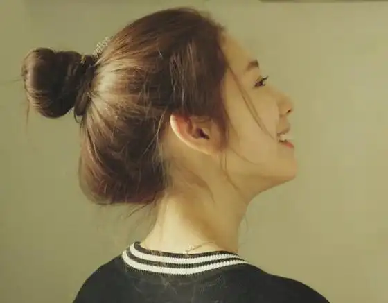 八字刘海扎丸子头的图片,学生八字刘海扎起来的马尾发