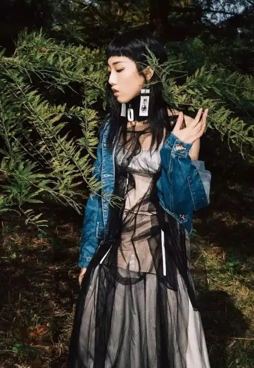 她是火箭少女队长穿橙红色运动装配休闲鞋换个发色更显脸白了