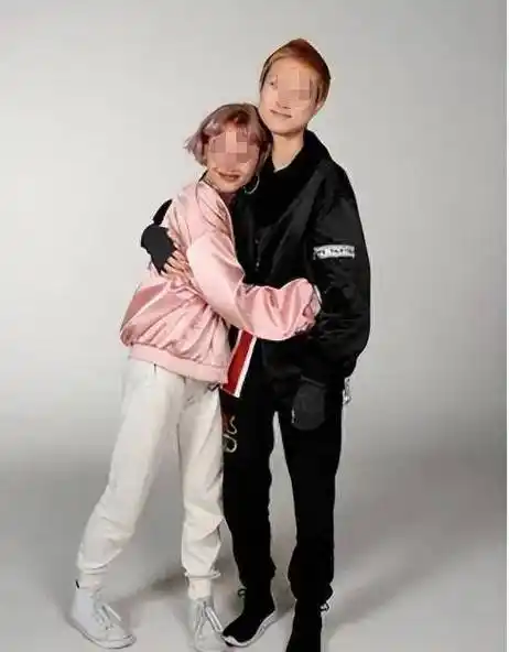 成龙女儿吴卓林抽烟被拍国外街头毫无形象剪寸头染发穿短裤