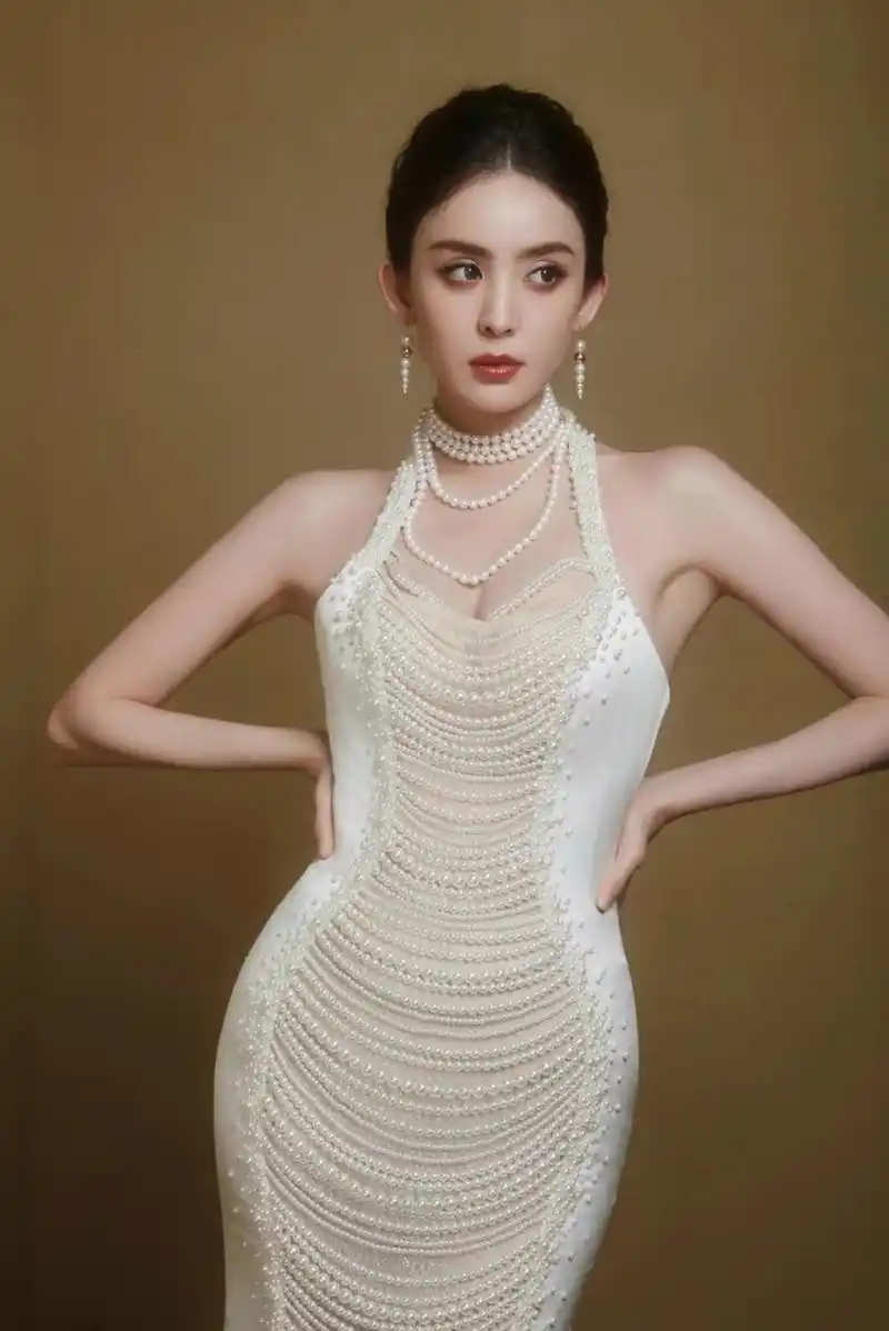 女神古力娜扎,白色包臀礼服,好有贵妇气息.