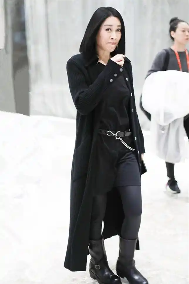 原创52岁那英不服老学年轻人冬天穿短裤显个性腿精附体女王范十足