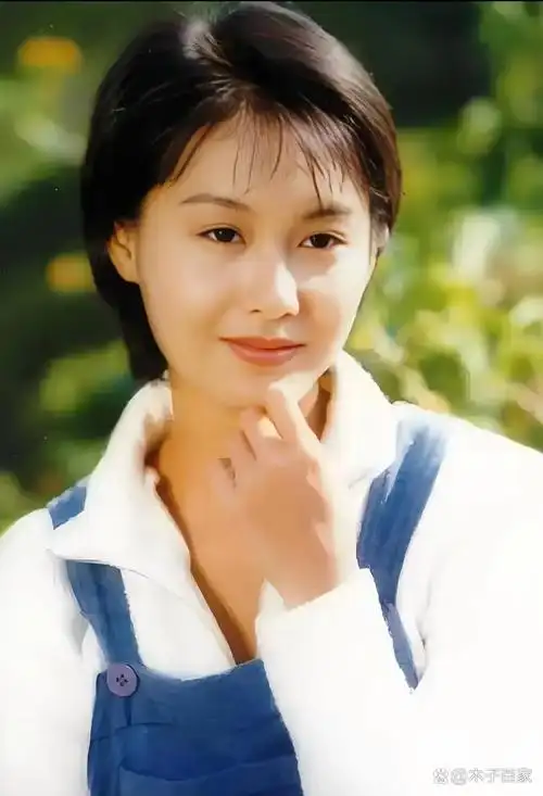 提起朱茵,很多人首先想到的是她饰演的紫霞仙子,那一眼万年的深情凝望