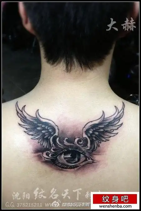 男性后背权威时髦的眼睛翅膀纹身图案
