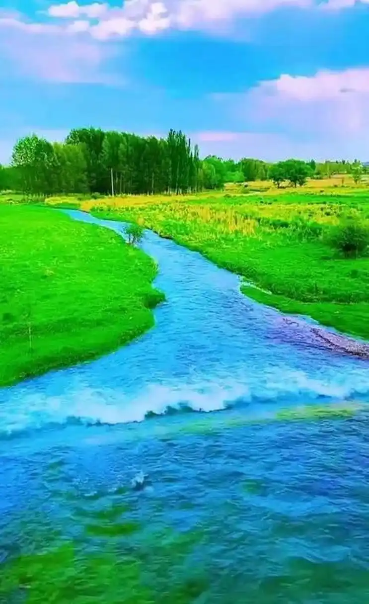 蓝天多辽阔, 点缀着白云几朵, 大地不寂寞, 有小河潺潺