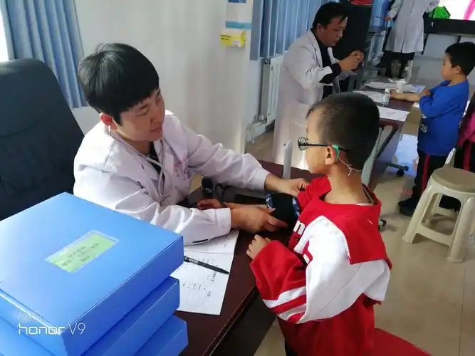 玻璃圪旦小学为全体学生做健康体检 写美篇  体检现场:内外科检查