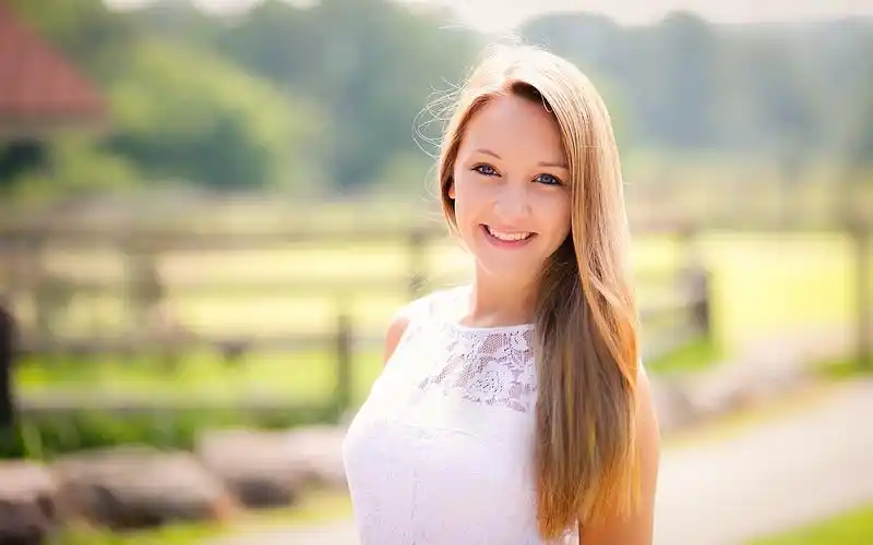 壁纸 自然阳光下微笑的女孩