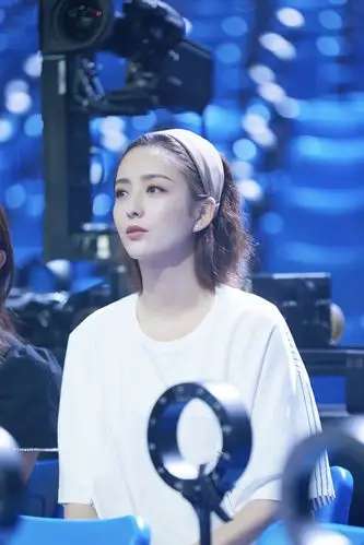 佟丽娅综艺花絮照释出宽松t恤搭配短裤小鸟腿让人羡慕