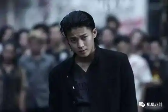 小栗旬当年用《热血高校》中的大背迷倒了万千少女,当然现在也依然有