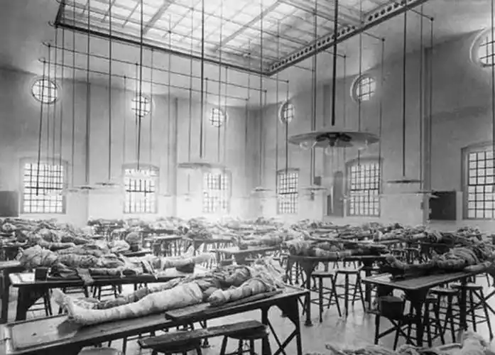 宾夕法尼亚的一间医学院解剖室精神病治疗方法--是把病人们束缚起来