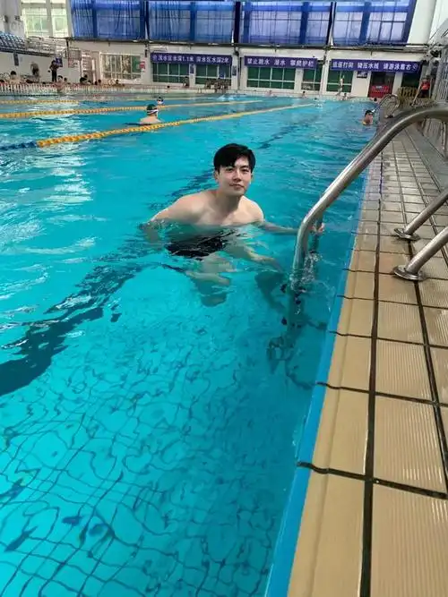 188cm禁欲系老师火爆全网撞脸丁真杨洋却被家长怒骂这么帅我孩子怎么